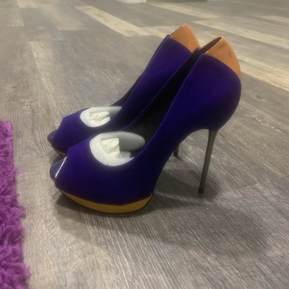 Never used. My wife shoes for sale. We know that there’s never 5 pairs. Hence me